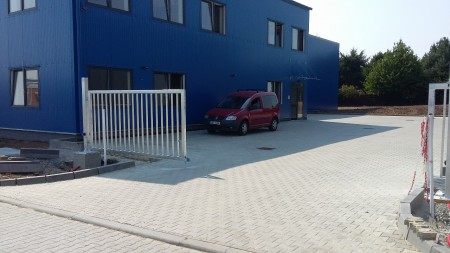 Samonosná brána s otvíravým křídlem 11 m
